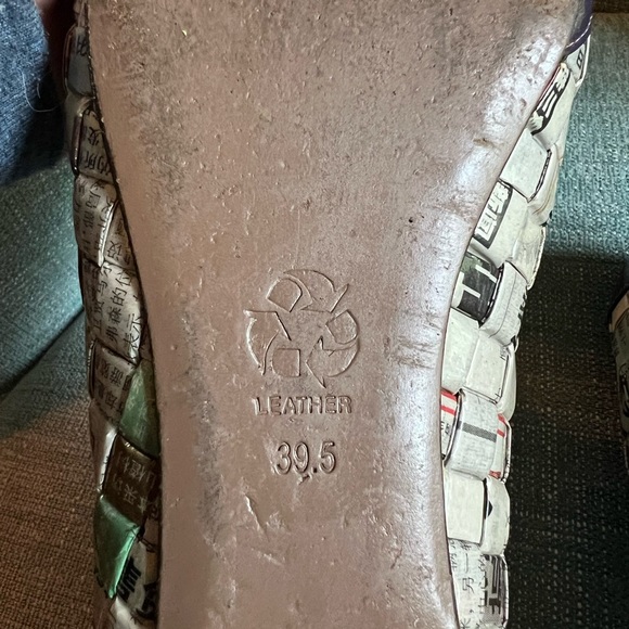 Wingtip flats made of recycled Asian newspaper. - Picture 5 of 5